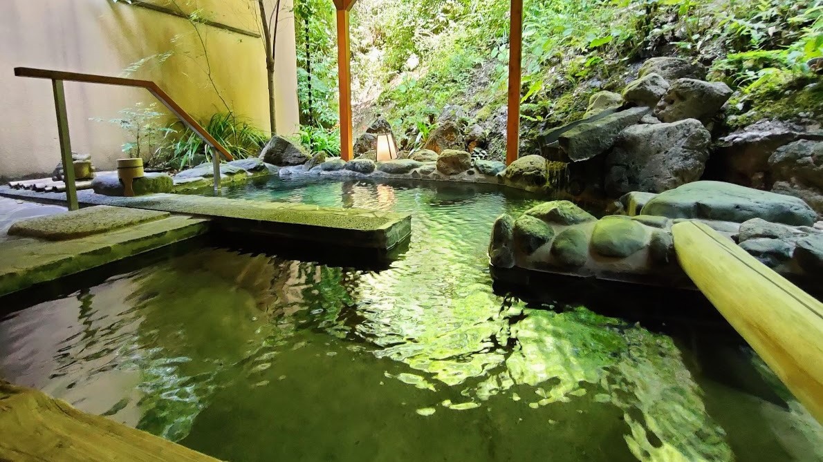 自慢の貸切露天風呂「大岩の湯」・自然に囲まれた環境での湯浴みは最高！足湯スペースもございます。