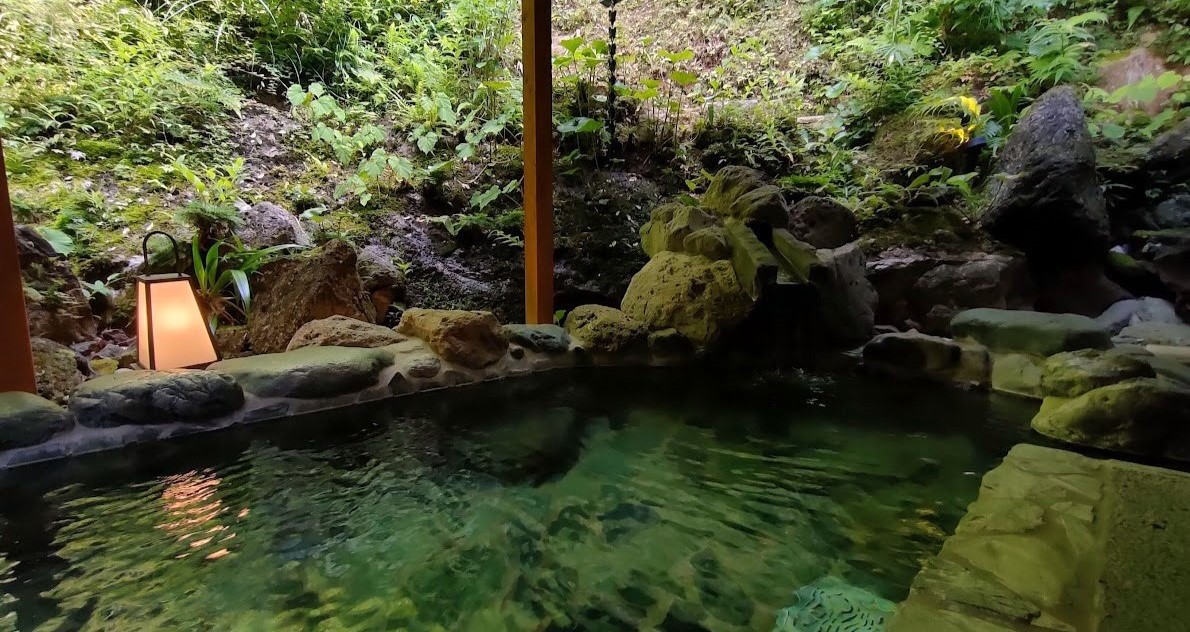 自慢の貸切露天風呂「大岩の湯」・自然に囲まれた環境での湯浴みは最高！足湯スペースもございます。