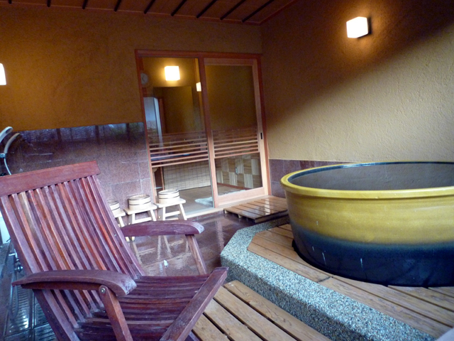 陶器風呂『月』1650円／お子様連れの方も入って頂ける少し広めの貸切風呂です。こちらも城崎の温泉です