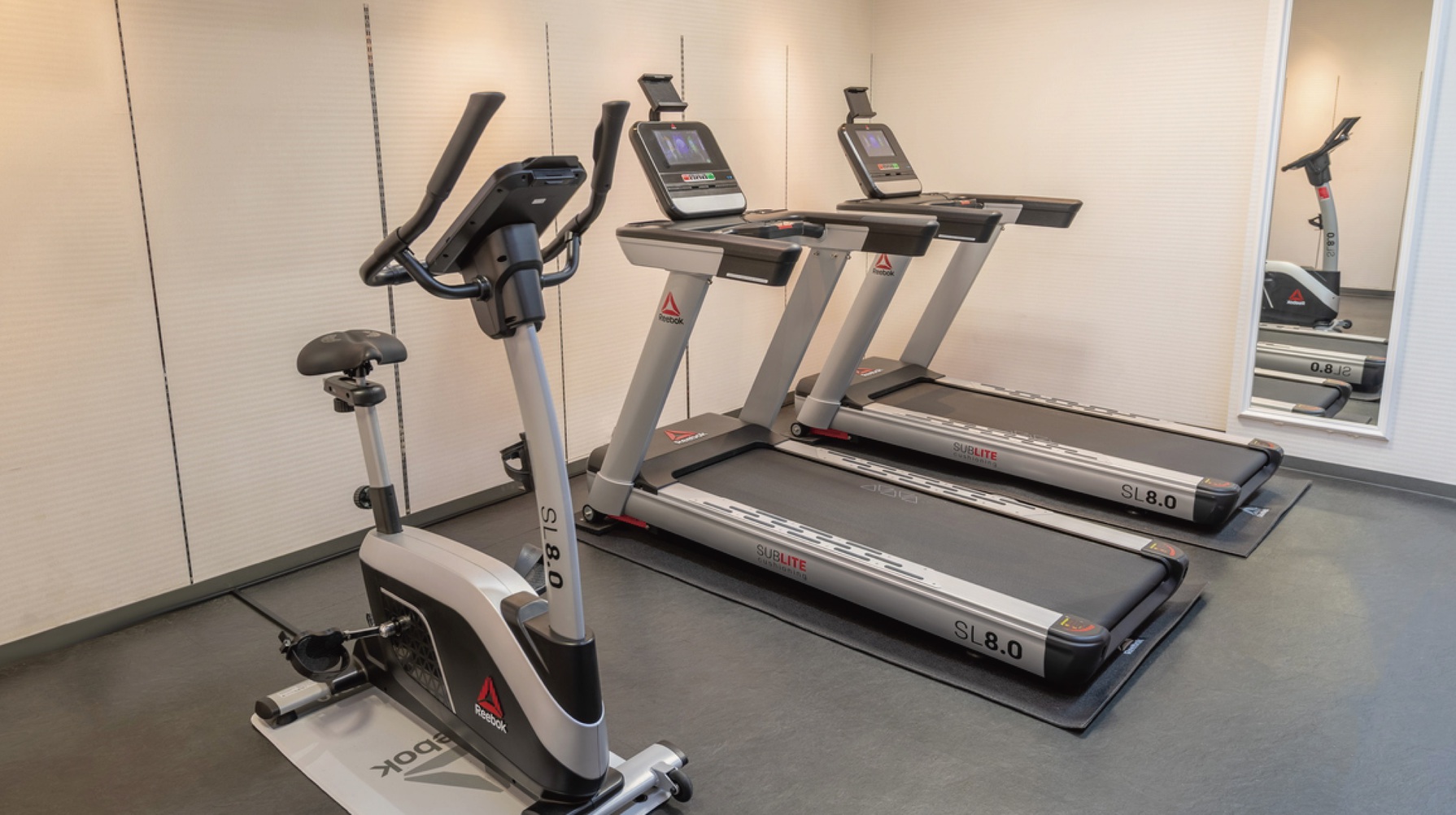 館内ジムランニングマシン&アップライトバイク