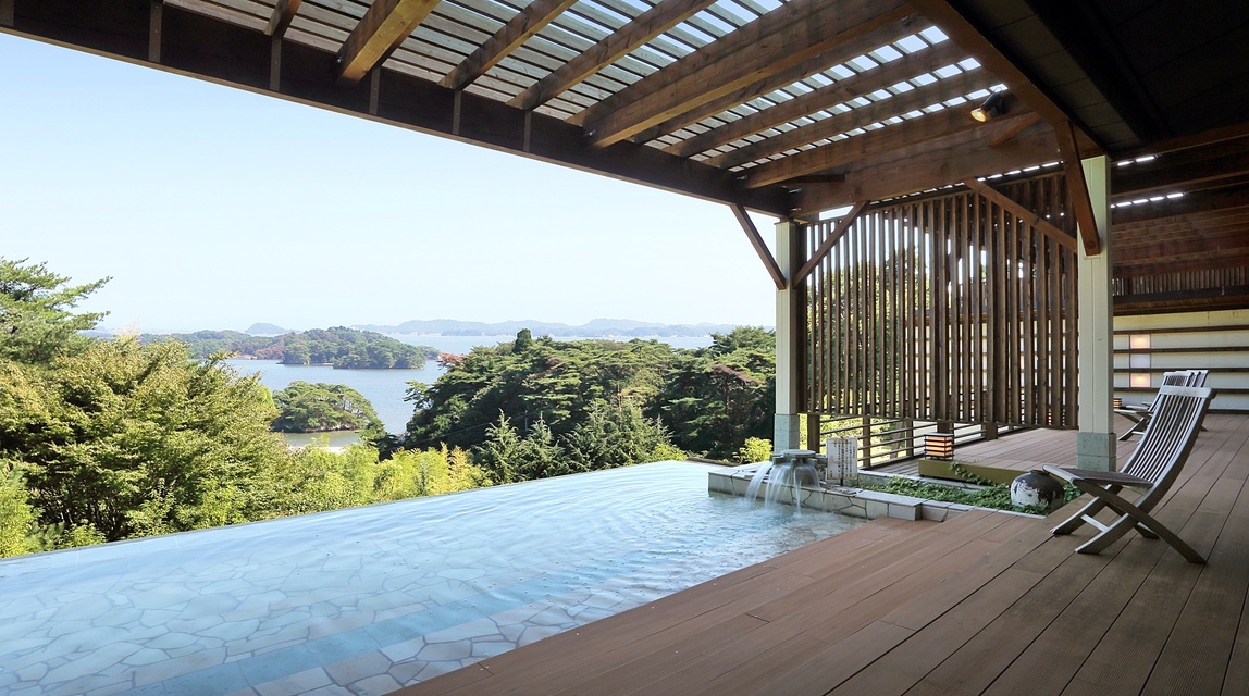 【露天風呂(昼)】松島湾を望むことが出来る絶景風呂