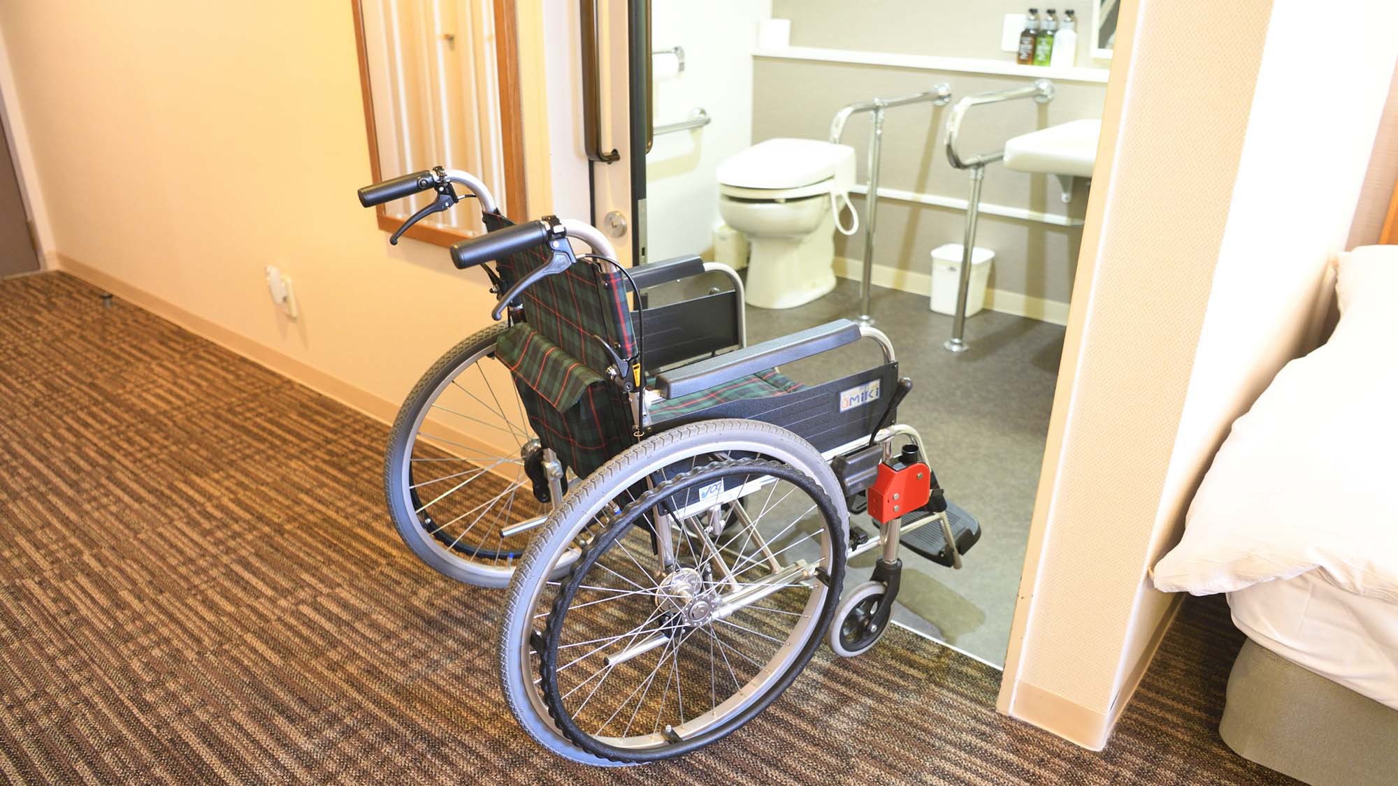 【バリアフリールーム】館内で1室のバリアフリー対応の洋室です。 足腰の不自由な方やご高齢の方、車椅子