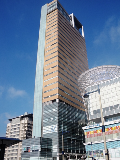 高松駅の海側に高く聳える３０階の高層タワービル「高松シンボルタワー」