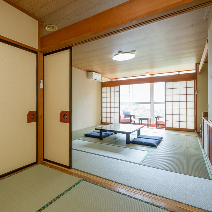 入り口からの和室