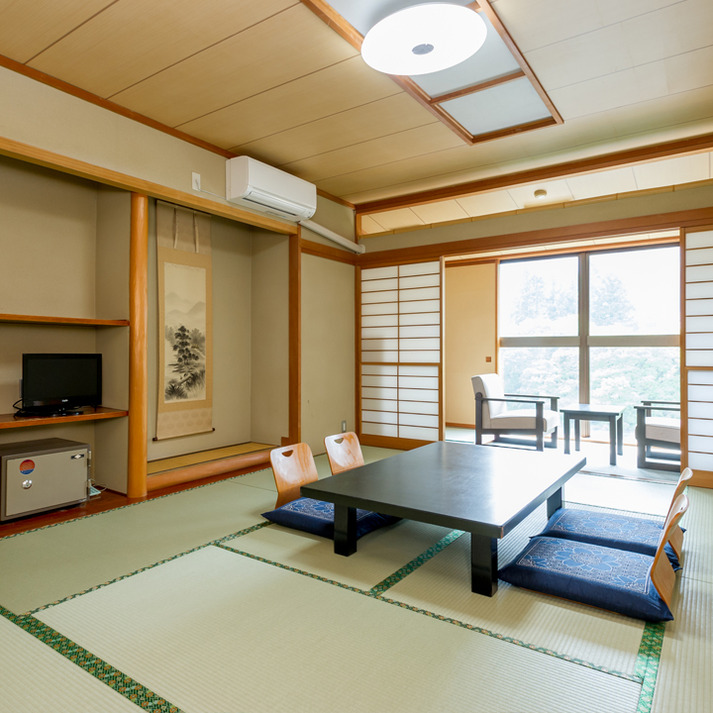 入り口からの和室