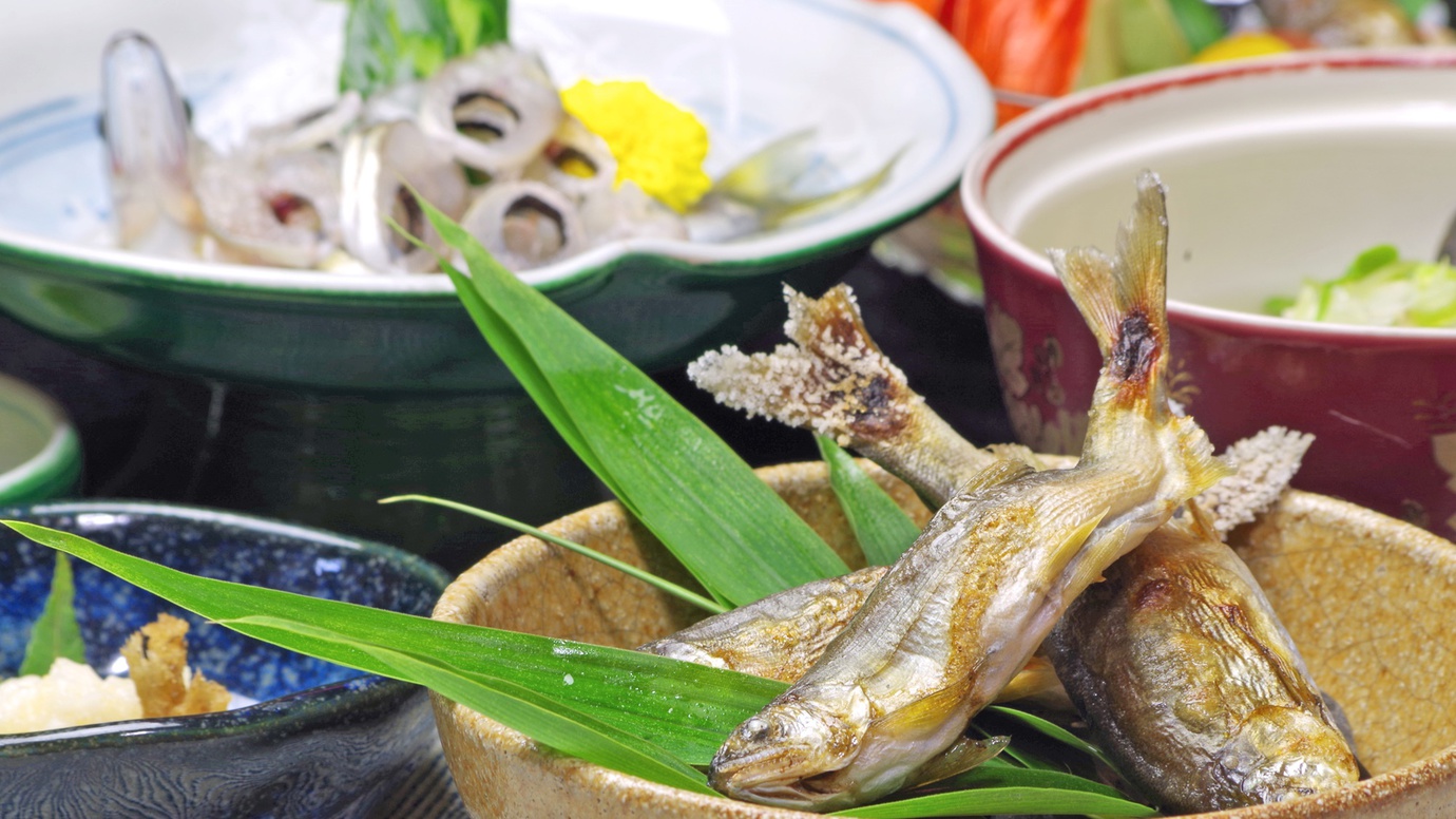 *手取川で捕れる川魚を使った料理が8〜9種。