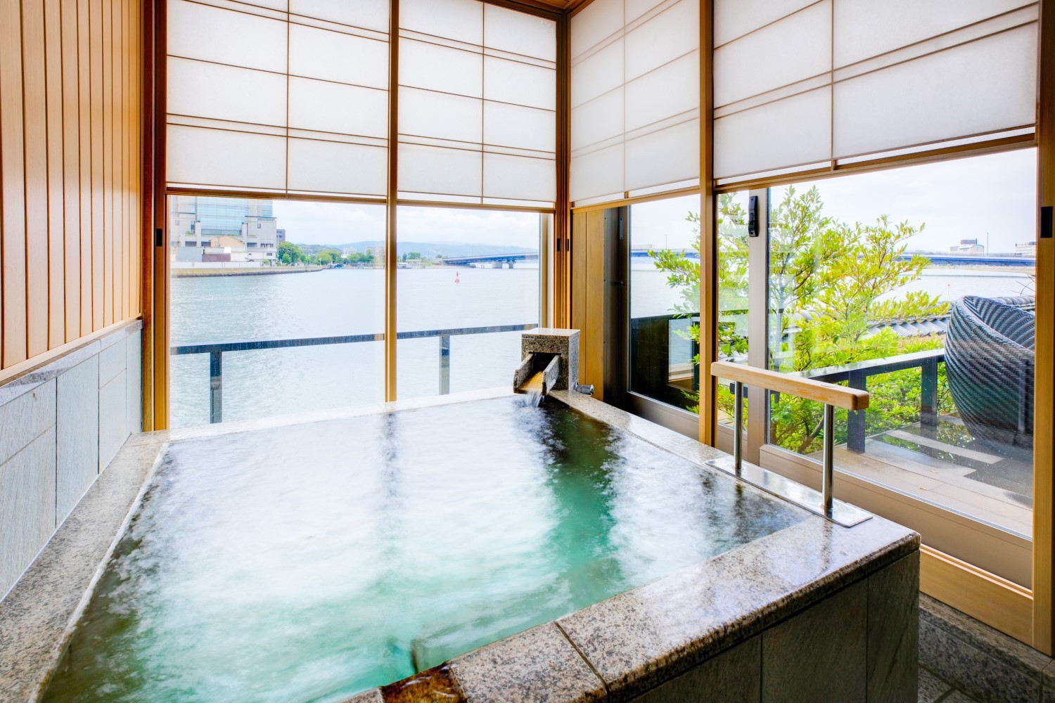 展望温泉付和洋室別邸美文「水の音」