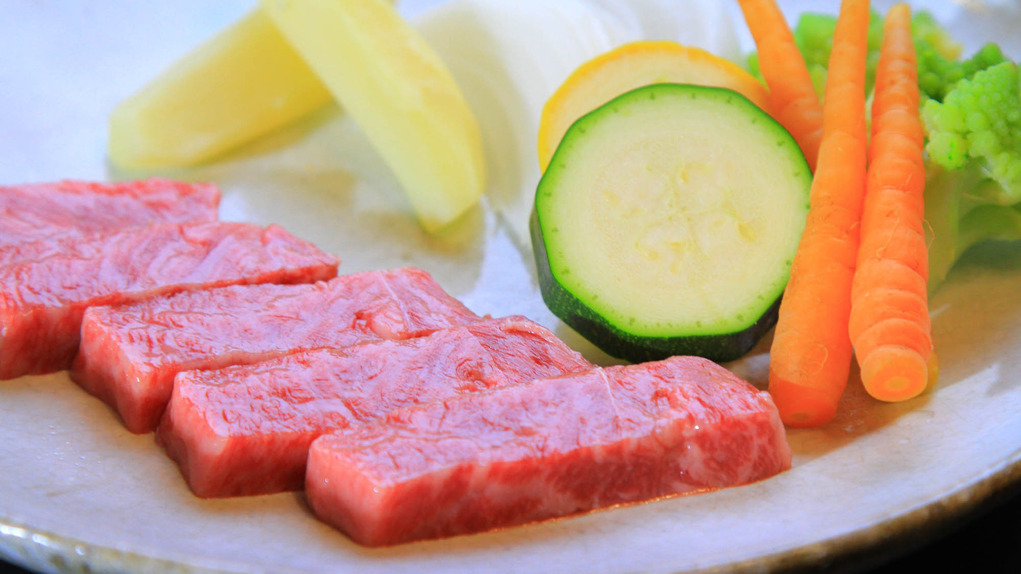 長崎特産の長崎牛と地元のオーガニック野菜を焼き野菜でどうぞ。
