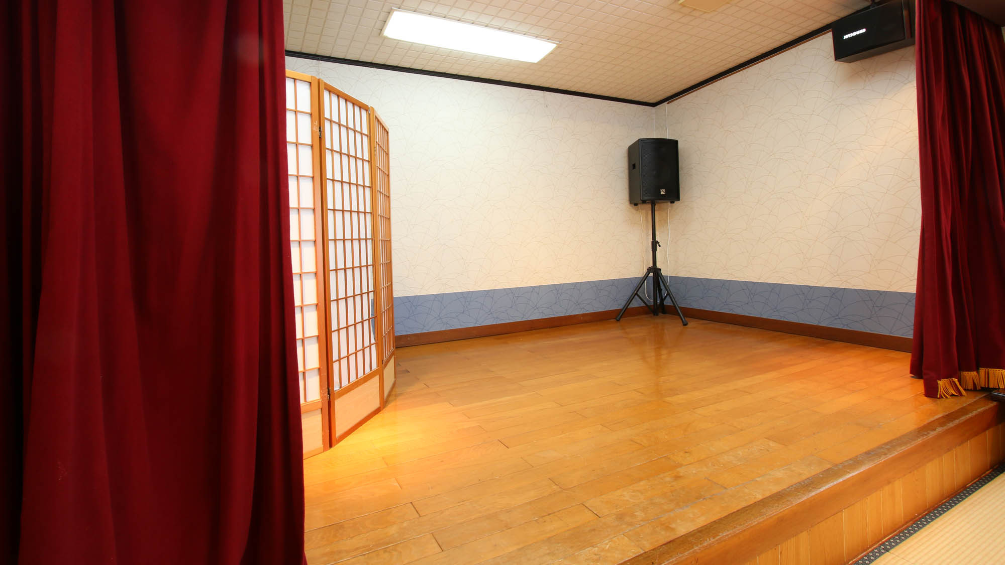 広間には宴会でも利用できるステージがございます。
