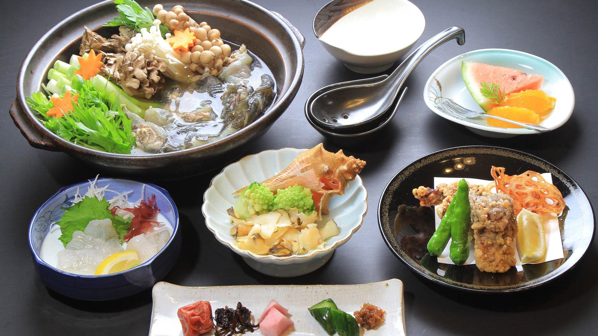 長崎の諫早で養殖されているすっぽんを直接仕入れ贅沢にフルコースに。鍋はコラーゲンたっぷり。
