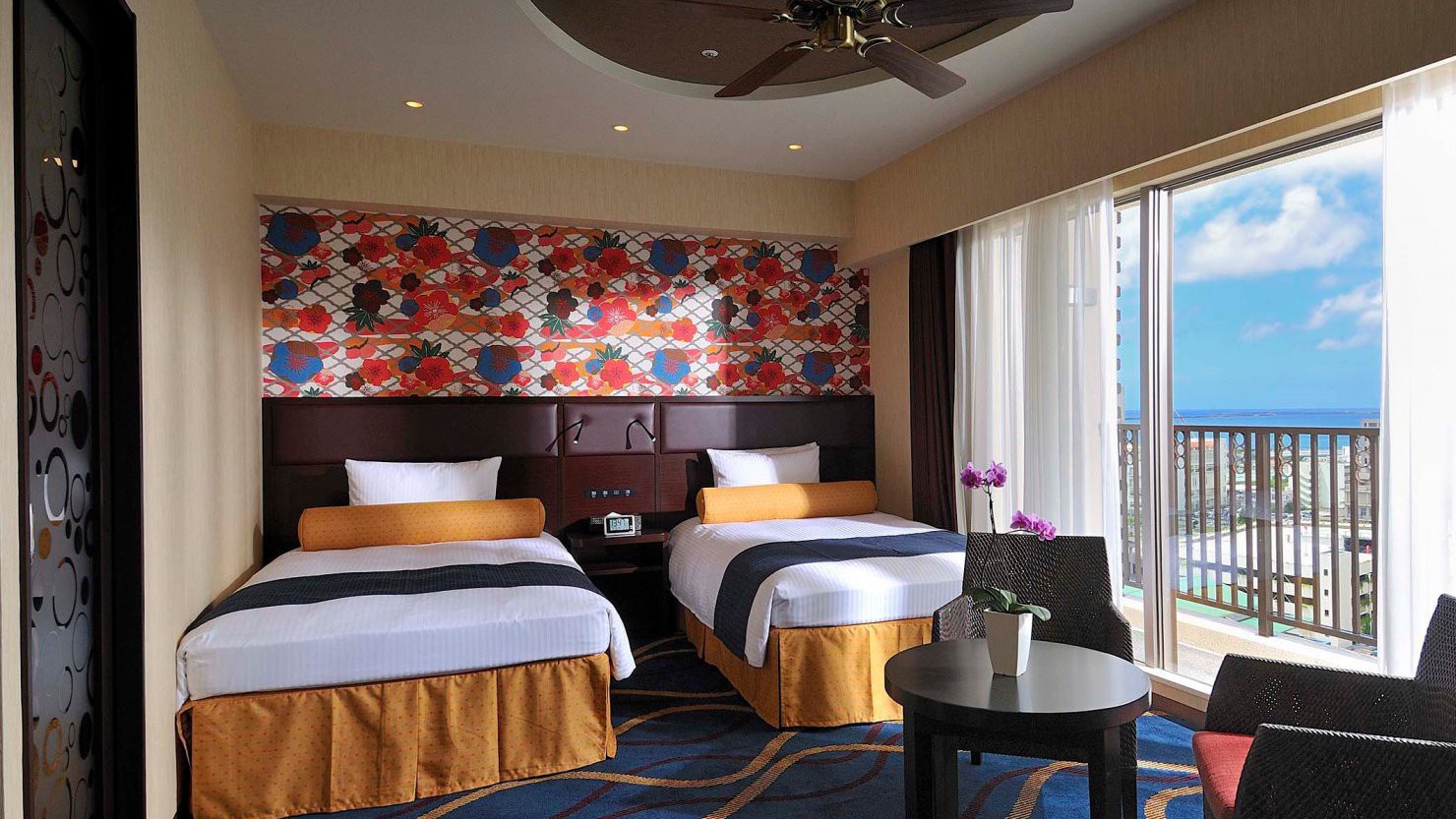 客室は海、波、花、太陽など沖縄の自然をモチーフに。スーペリアツイン（36.7平米）