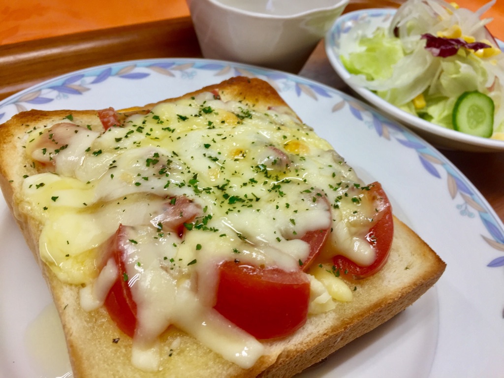 朝食フレッシュトマトのチーズトースト