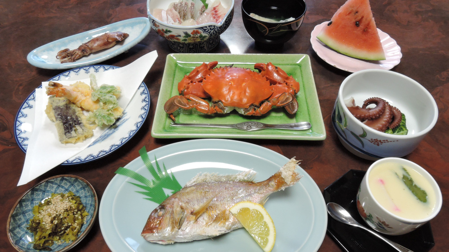 *地元産の新鮮な魚介をお出しします！！※夕食一例。季節によりメニュー変更有。