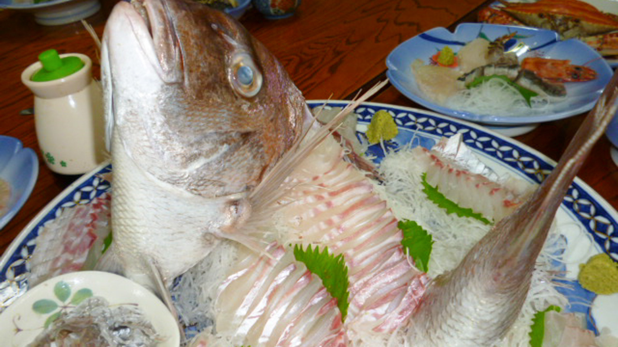 地元で水揚げされる新鮮な地魚と、 季節の味覚でおもてなし！※夕食一例。