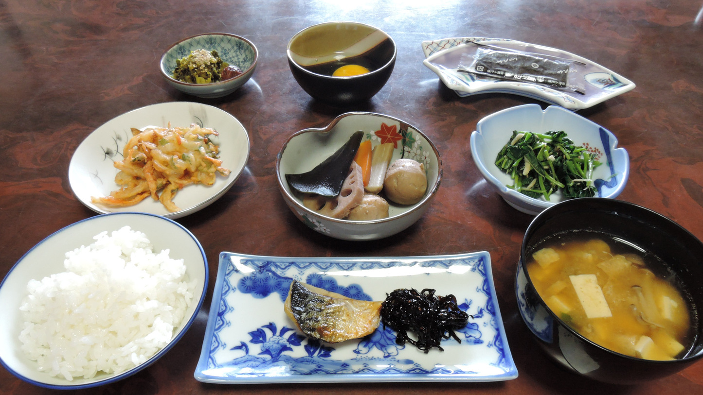 *【朝食】和食をご用意。炊き立ての白ご飯と一緒にどうぞ♪