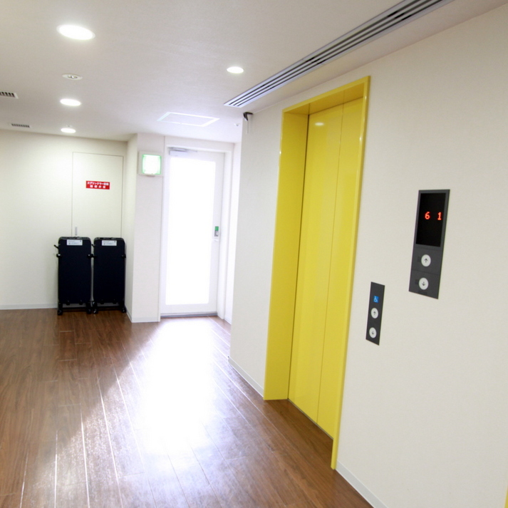 エレベーターホールには無料貸出のズボンプレッサーご用意しています