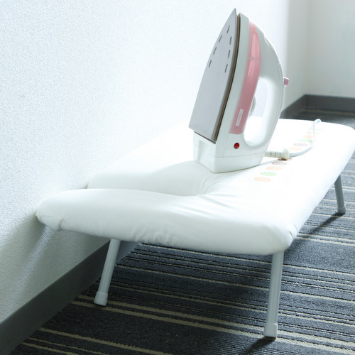 無料貸出アイロン&アイロン台※ズボンプレッサーは各フロアにご用意しております。