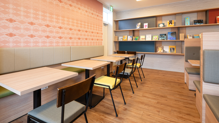 【ライブラリーカフェ】お仕事や商談、歓談のスペースとしてもご利用いただけます