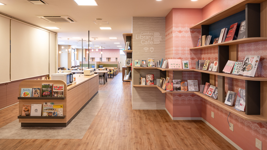 【ライブラリーカフェ】八戸の伝統工芸「南部菱刺」をモチーフとしたデザインがアクセントの空間です。