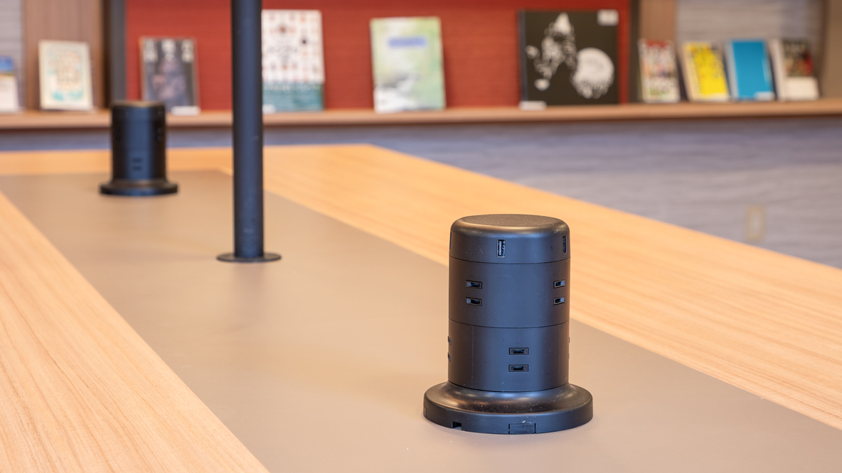 【ライブラリーカフェ】Wi-Fi接続無料カフェ内にはコンセントも充実