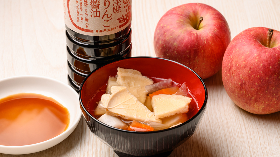 【八戸限定せんべい汁】醤油と相性が良い青森県産りんご果汁入り「りんご醤油」を使った青森郷土料理です。