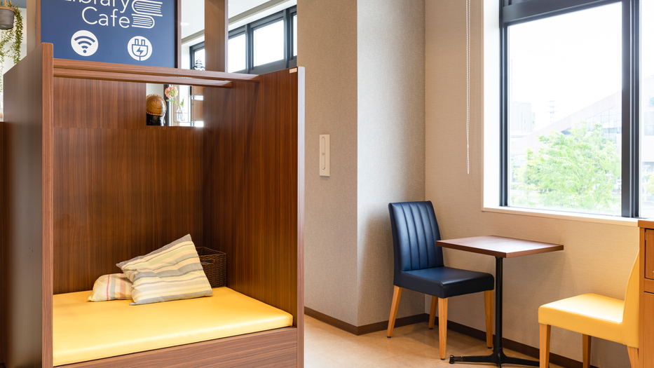 【ライブラリーカフェ】靴を脱いでくつろげる小上がりスペースも完備。