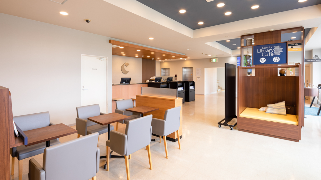 ライブラリーカフェ】Wi-Fi接続無料カフェ内にはコンセントも充実。ワークスペースとしても快適。