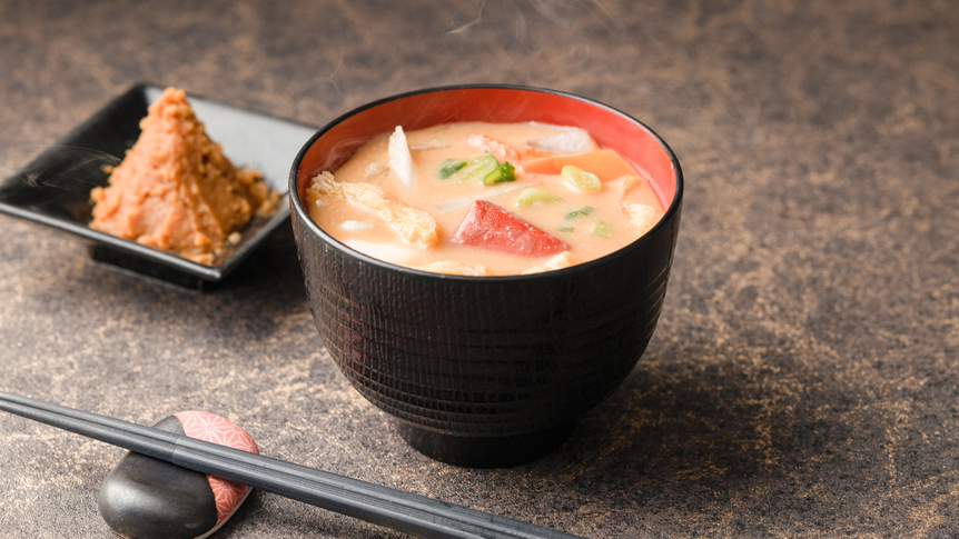 【彦根限定】風味豊かなこうじ味噌を使用した味噌汁には八幡名物の赤こんにゃくが入っています。
