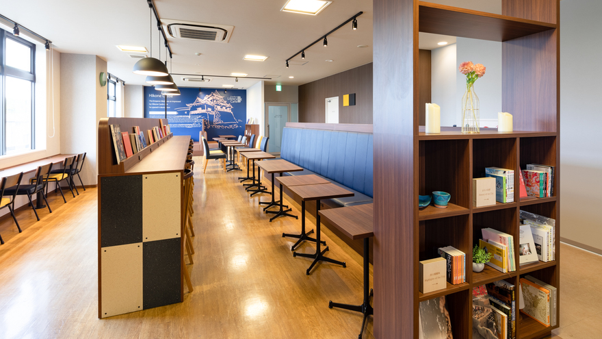 【ライブラリーカフェ】彦根城の”;城下町”;をコンセプトにしたクラシックモダンな空間