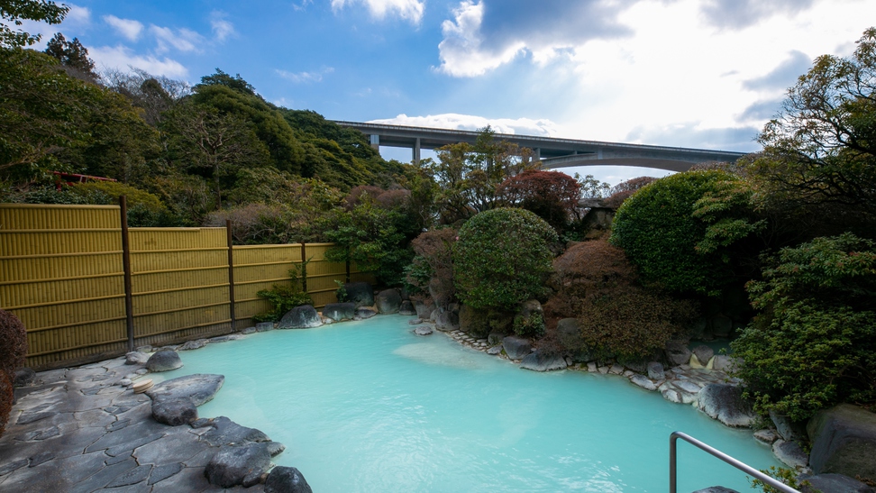 【露天風呂】四季折々の表情を見せる庭園露天風呂