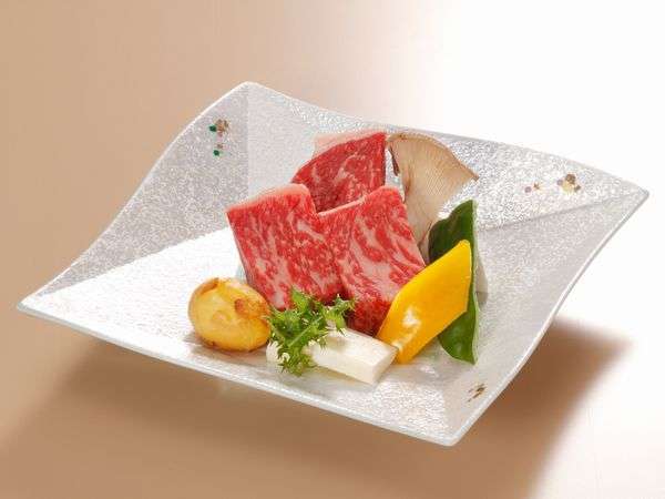 【しまね和牛ステーキ100ｇ＠¥3，300税込】とろけるような食感と風味豊かな味わいが特徴。
