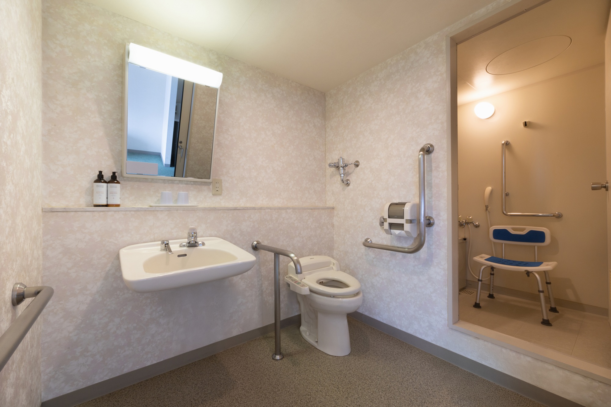 クラシックアクセッシブルルームバスルーム