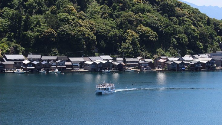 伊根／舟屋群一例。穏やかに時が流れる田舎町の風情を感じて街歩きをお楽しみください。