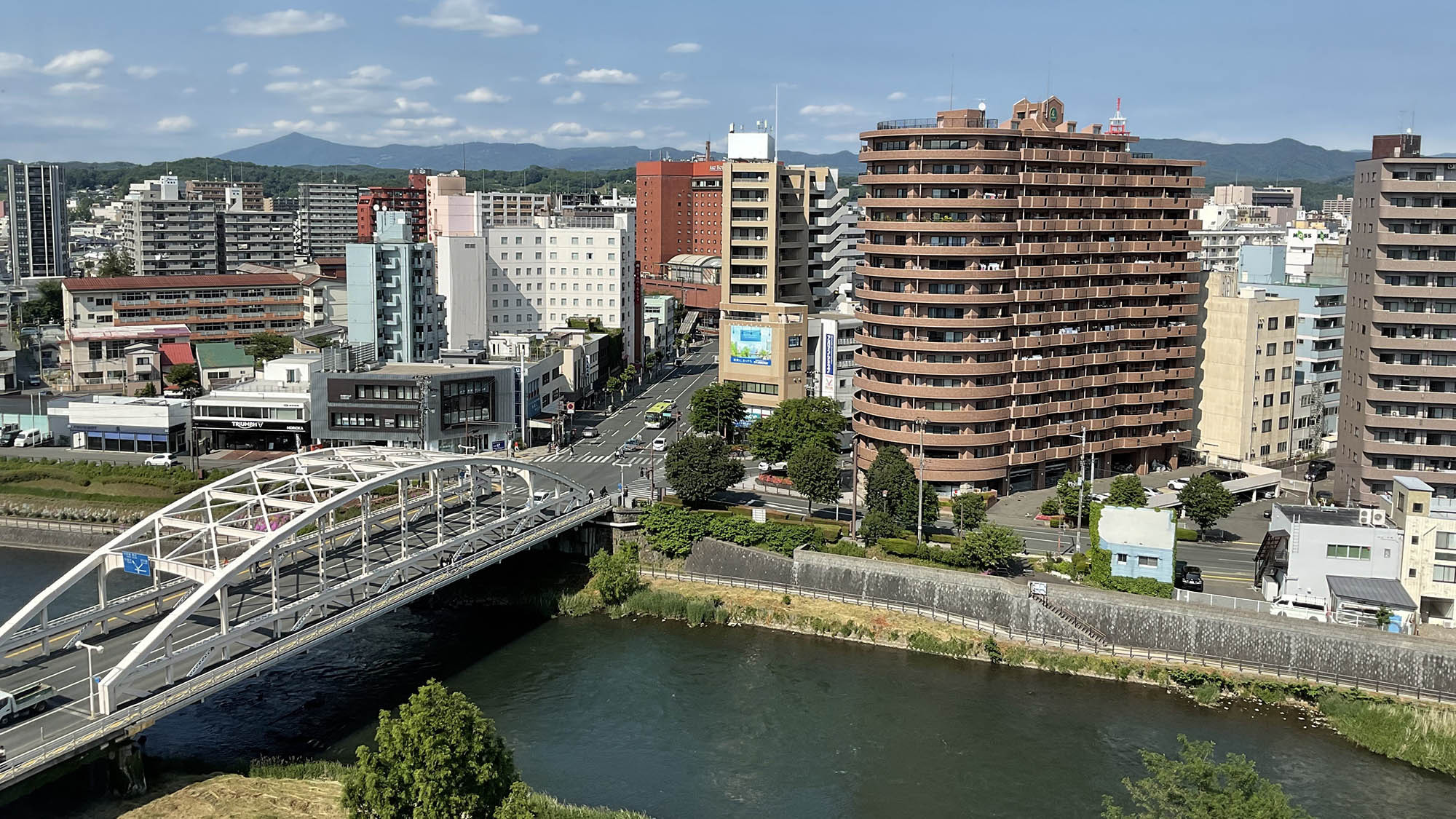 開運橋と北上川