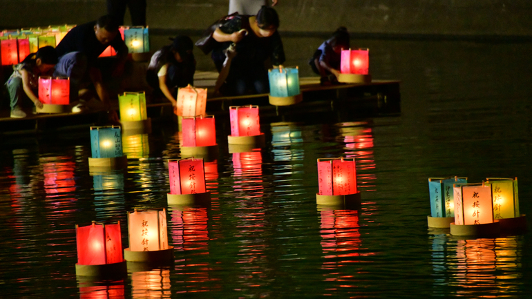 按針祭灯篭流し