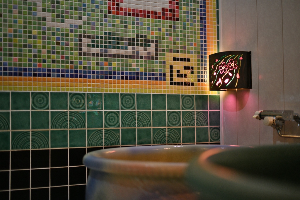 信楽焼浴槽と銅板照明