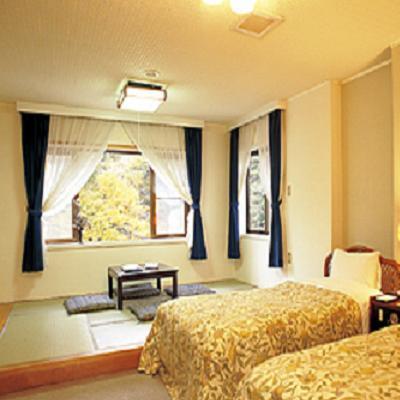 Auberge Saison de Haruna Stop at Auberge Saison de Haruna to discover the wonders of Nakanojo. The property features a wide range of facilities to make your stay a pleasant experience. Facilities like free Wi-Fi in all rooms,