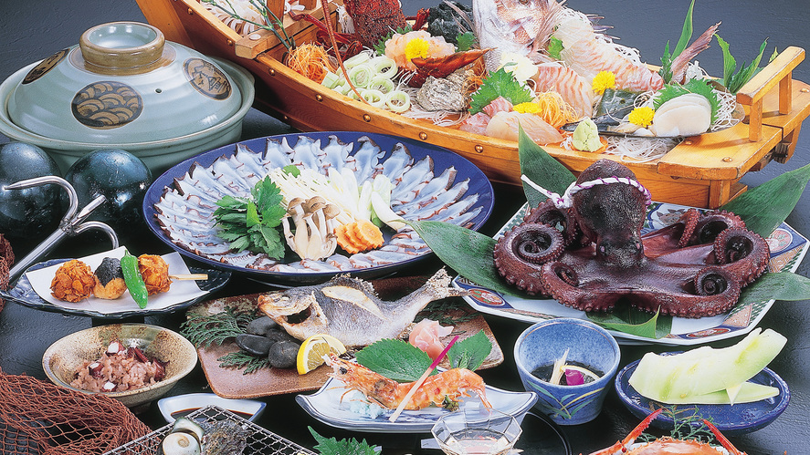 *【夕食一例(華)】季節の海鮮食材を使用。（画像はイメージです。内容はその日により異なります）