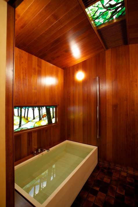 高野槇の浴槽とステンドグラス