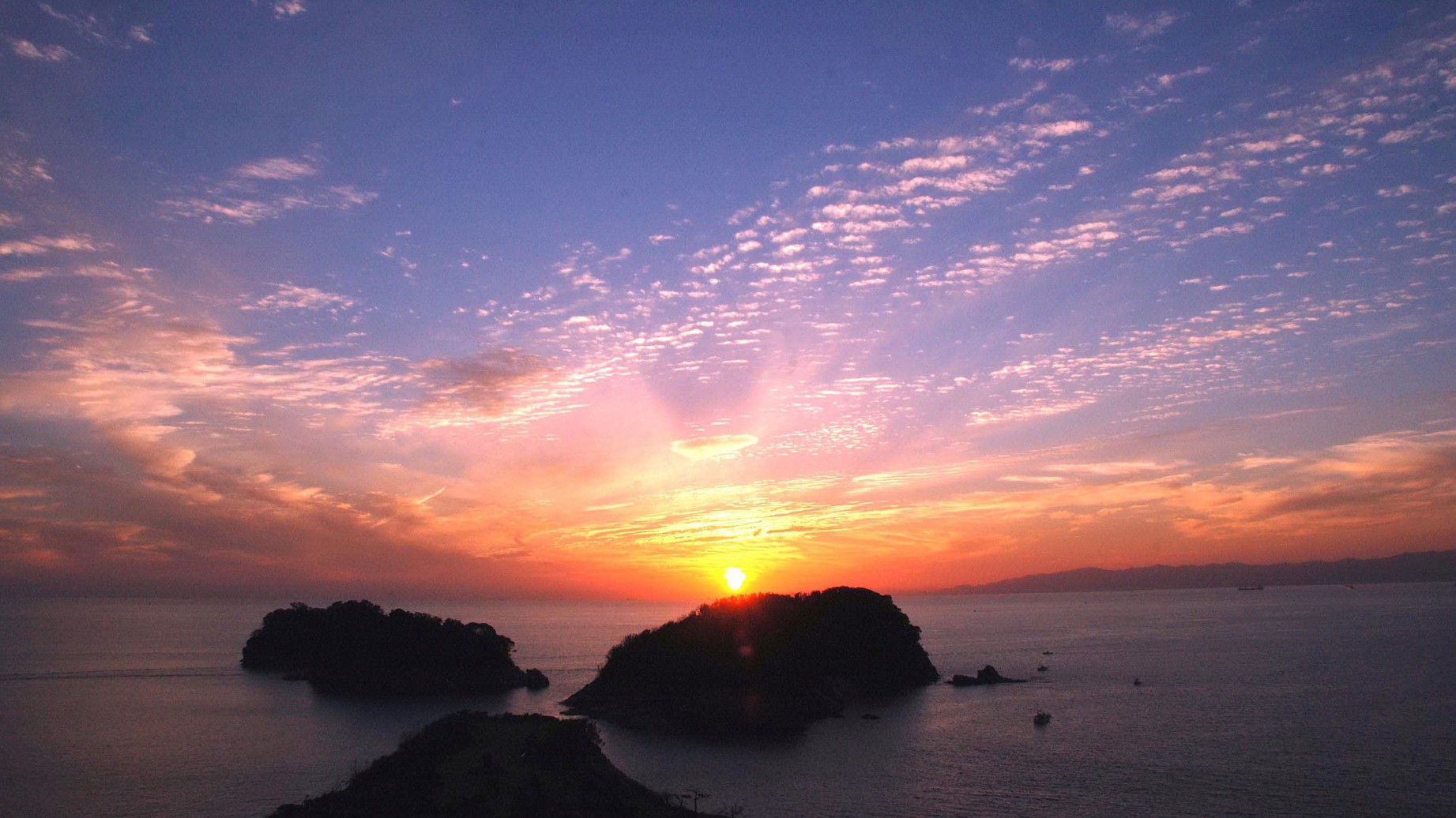 【景色】夕陽100選に選ばれた海に沈む美しい夕陽