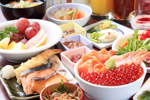 焼き魚や天麩羅、厚焼き玉子など和食も充実！和洋30種類の朝食バイキングをお楽しみください。