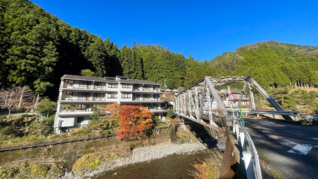 *【外観】清流日高川沿いに佇む温泉旅館です。紅葉の時期もオススメ