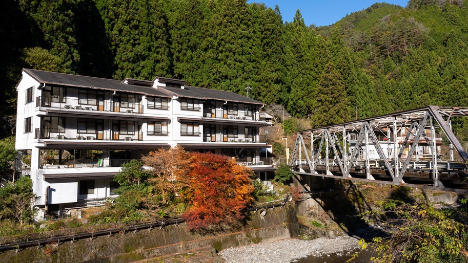 *【外観】清流日高川沿いに佇む温泉旅館です。紅葉の時期もオススメ