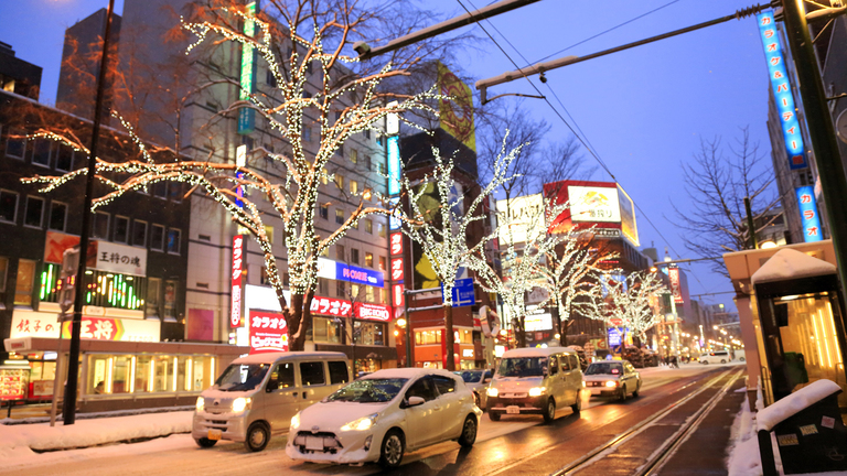【冬の札幌駅前通】ホワイトイルミネーションで札幌の冬のメインストリートが華やぐ。