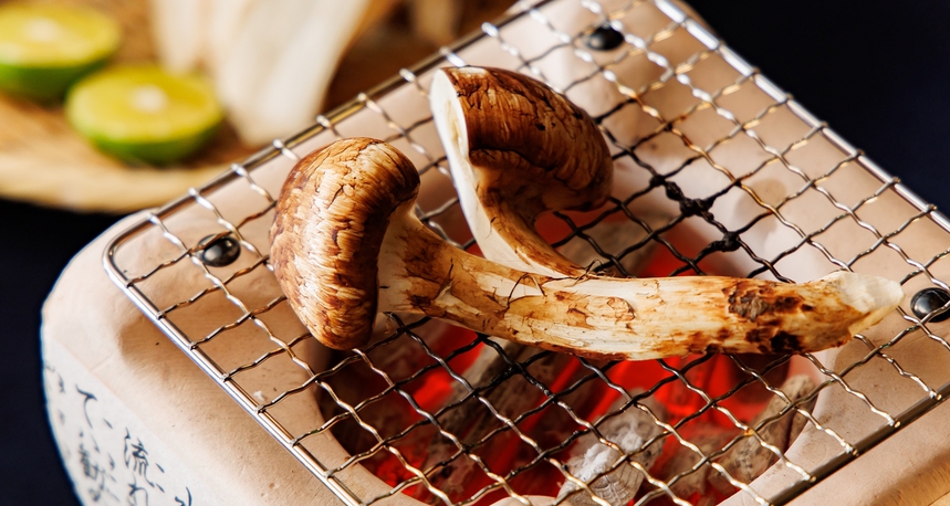 炭火焼きで贅沢に。香り高い松茸をお楽しみください