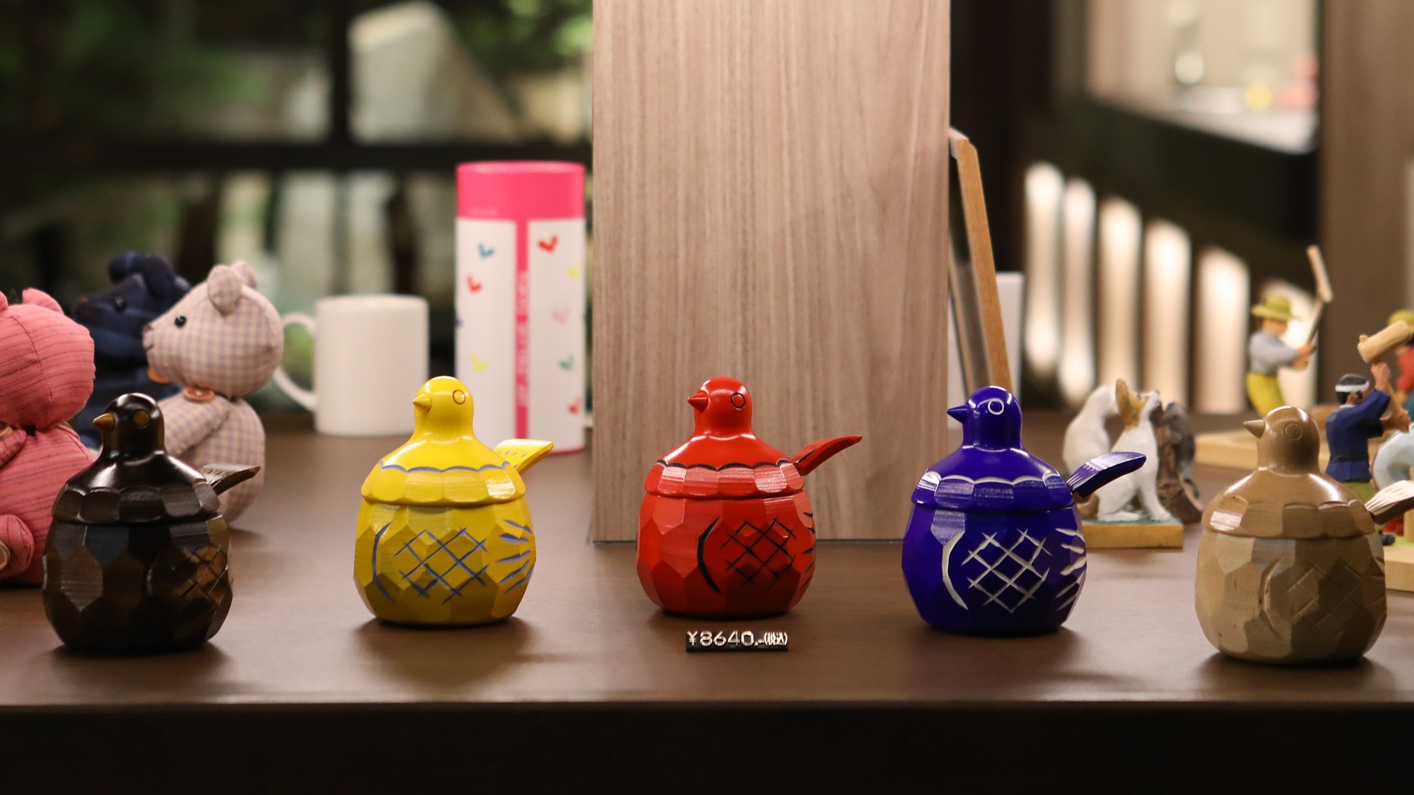  鳩の形をした砂糖壺と香合は、大正時代に上田で生まれた工芸品。愛らしい表情が人気です♪