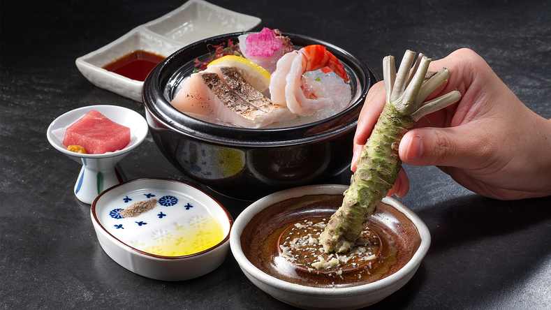 【御造】夕食のお造りは、わさびをお好みですりおろし、料理長お手製醤油でお楽しみください。