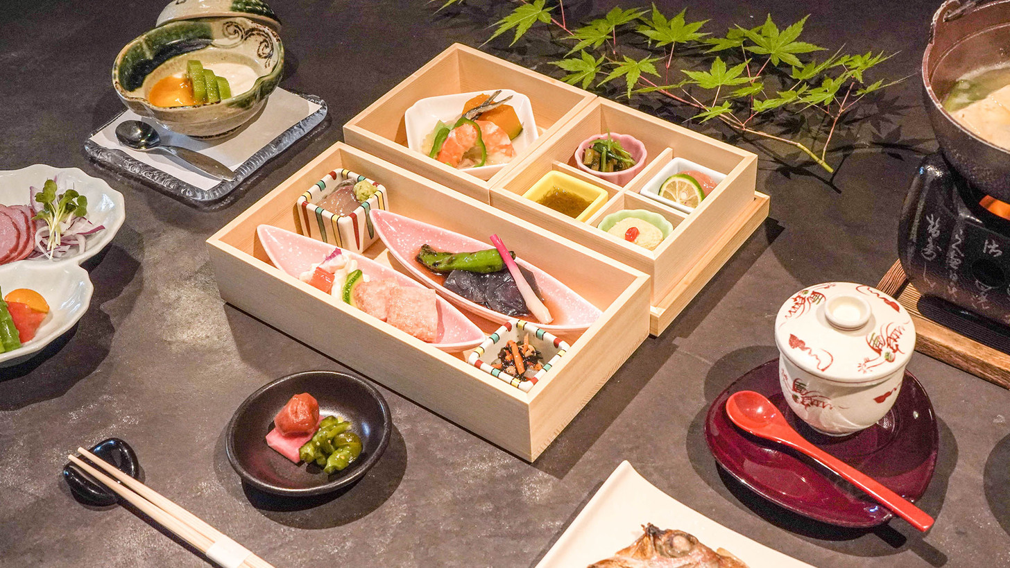 【朝食】地場の食材を使用したこだわりのお惣菜や、のどぐろと季節の魚の焼物の海の幸をお愉しみください。
