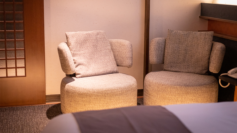 【夕霧-Yugiri-】NAGANO INTERIORのソファーはゆっくり語り合うのに最適。