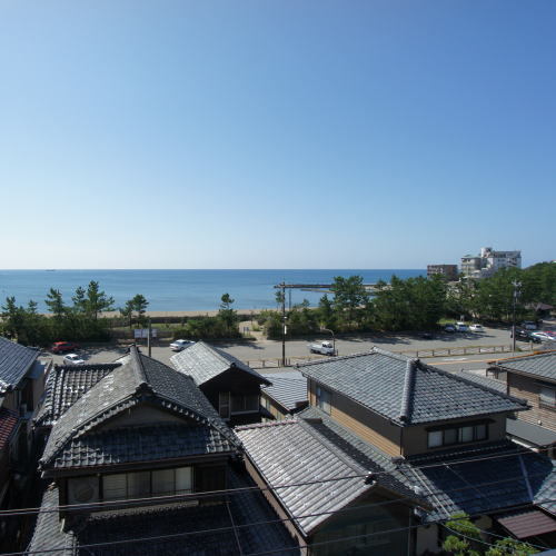 館内から見える海の眺め